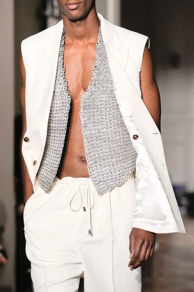 Look 16